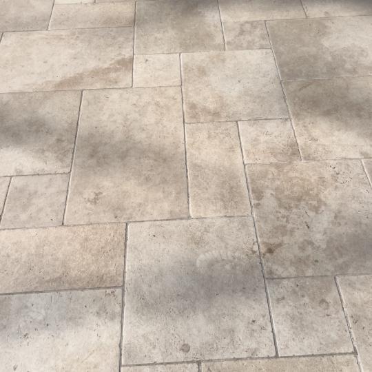 vegyes meretu feher vilagos travertin meszko burkolat rakas bezs vilagos meszko travertin marvany fagyallo padlolap jarolap burkolat kohatasu csuszasmentes greslap jarolap padloburkolat fagyallo terasz nappali.jpg